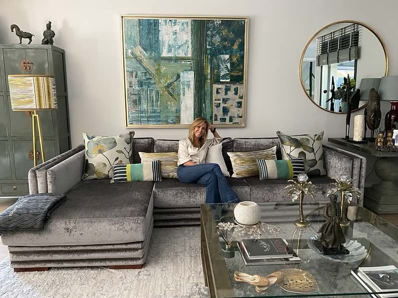 Carolina Sauca en su salón, junto a una de sus obras
