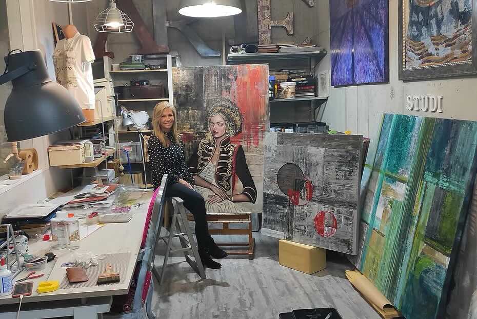 Carolina Sauca en su estudio, entre obras en proceso